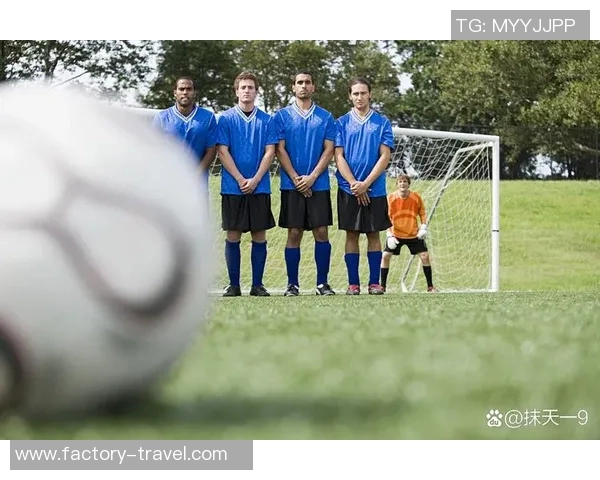 巅峰退役的足球明星们如何影响后辈球员与足球文化的传承与发展
